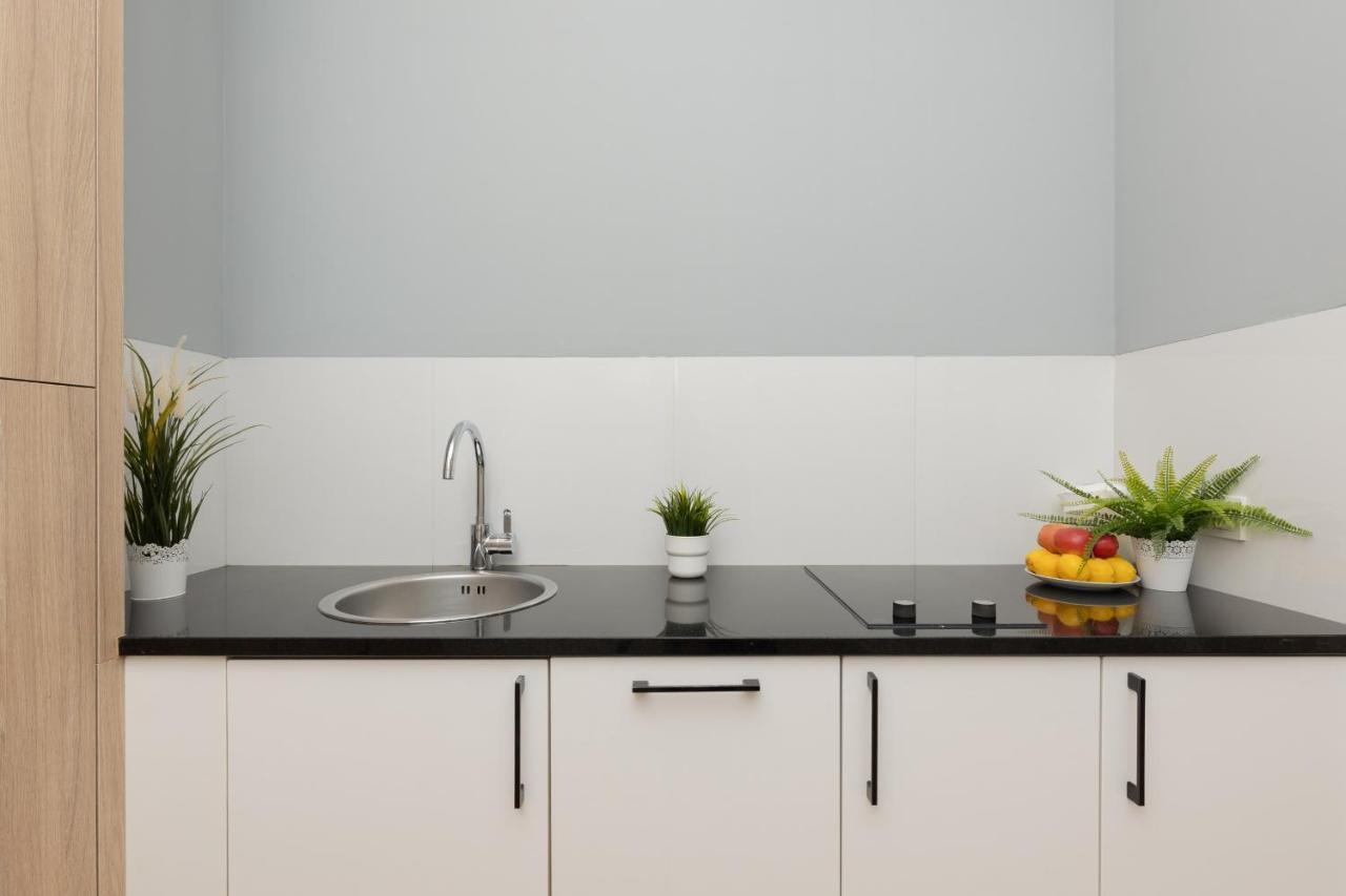 Wola Pet-Friendly Apartments With Ac Slawinska By Noclegi Renters 바르샤바 외부 사진